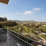Spacious 3bd With Country Views & Large Front Terrace With Outside Furniture Lejlighed