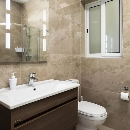 Spacious 3bd With Country Views & Large Front Terrace With Outside Furniture 公寓