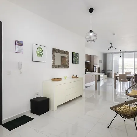 Spacious 3bd With Country Views & Large Front Terrace With Outside Furniture *