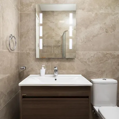 Spacious 3bd With Country Views & Large Front Terrace With Outside Furniture 公寓 *