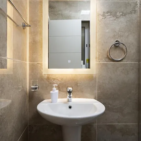 Spacious 3bd With Country Views & Large Front Terrace With Outside Furniture *