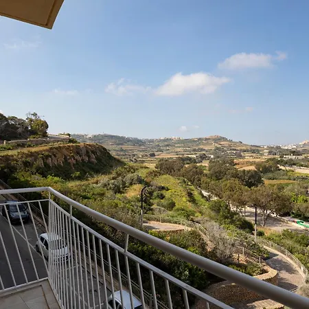 Spacious 3bd With Country Views & Large Front Terrace With Outside Furniture 公寓