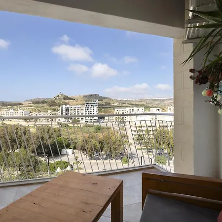 Spacious 3bd With Country Views & Large Front Terrace With Outside Furniture *