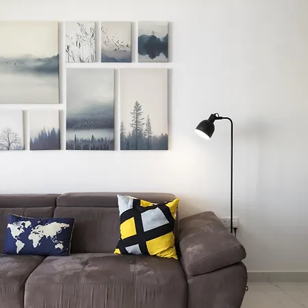 Spacious 3bd With Country Views & Large Front Terrace With Outside Furniture *