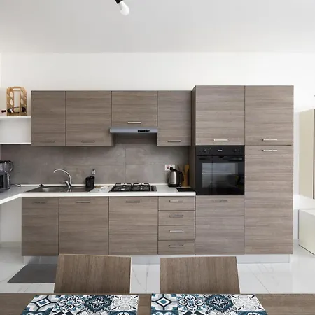 Spacious 3bd With Country Views & Large Front Terrace With Outside Furniture