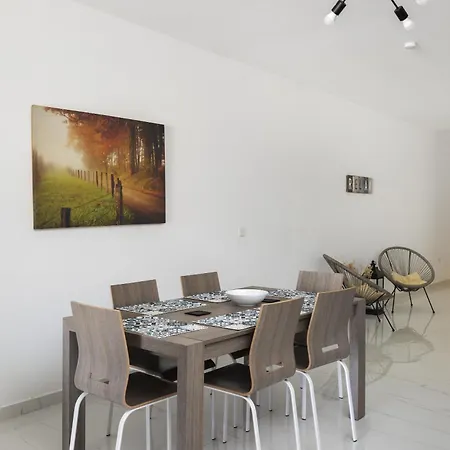 Spacious 3bd With Country Views & Large Front Terrace With Outside Furniture Apartment *