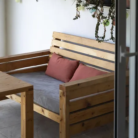 Spacious 3bd With Country Views & Large Front Terrace With Outside Furniture *