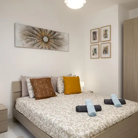 Spacious 3bd With Country Views & Large Front Terrace With Outside Furniture