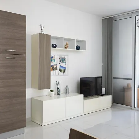 Spacious 3bd With Country Views & Large Front Terrace With Outside Furniture Appartamento