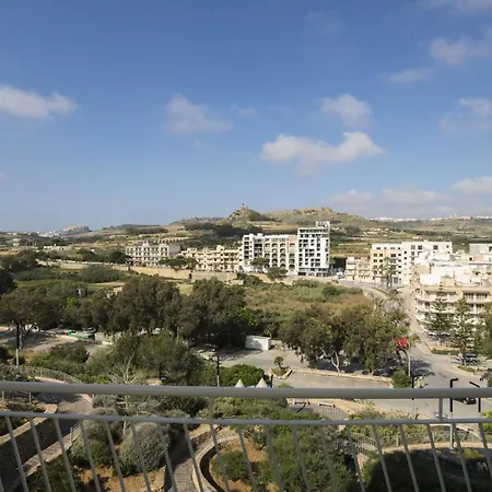 Spacious 3bd With Country Views & Large Front Terrace With Outside Furniture Apartamento