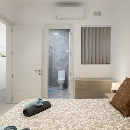 Apartment Spacious 3bd With Country Views & Large Front Terrace With Outside Furniture *