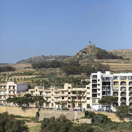 Spacious 3bd With Country Views & Large Front Terrace With Outside Furniture *