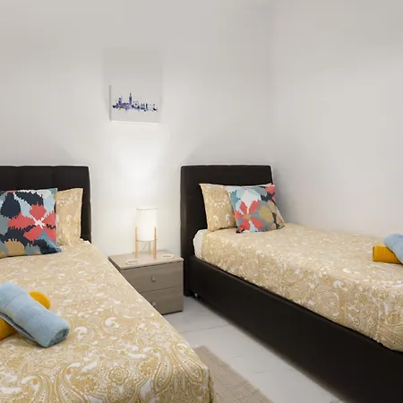 Spacious 3bd With Country Views & Large Front Terrace With Outside Furniture Apartamento