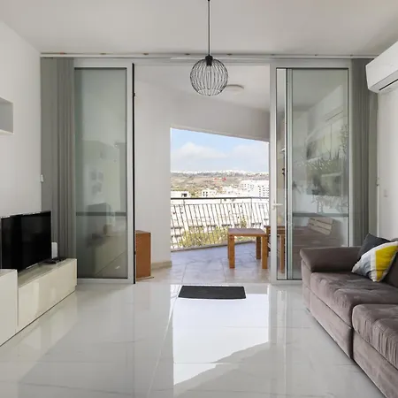 Spacious 3bd With Country Views & Large Front Terrace With Outside Furniture Appartamento *