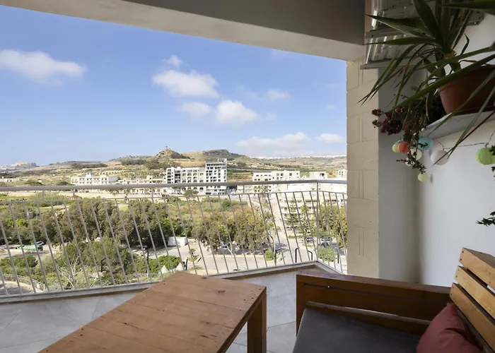 Spacious 3bd With Country Views & Large Front Terrace With Outside Furniture *