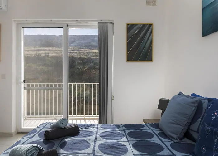 Spacious 3bd With Country Views & Large Front Terrace With Outside Furniture Apartment