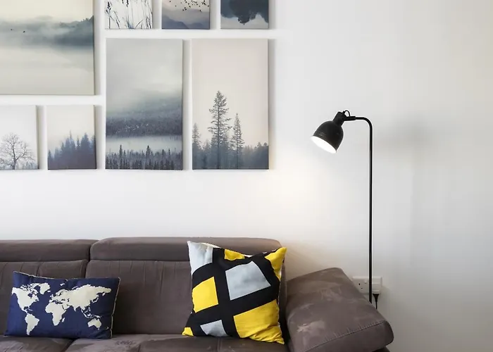 Spacious 3bd With Country Views & Large Front Terrace With Outside Furniture *