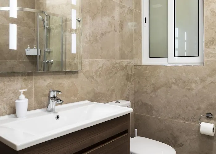 Spacious 3bd With Country Views & Large Front Terrace With Outside Furniture Apartment