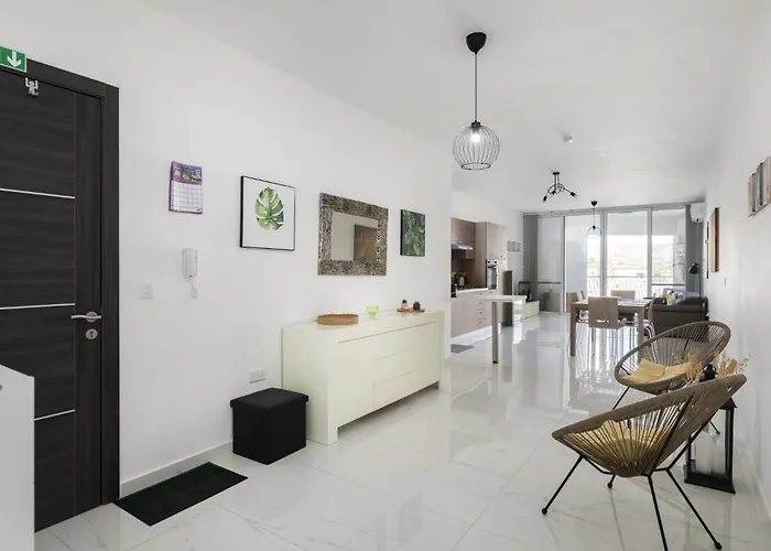 Spacious 3bd With Country Views & Large Front Terrace With Outside Furniture *