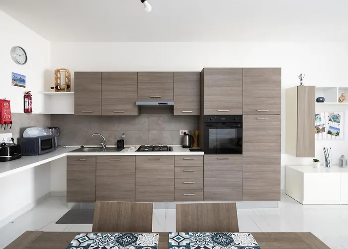 Spacious 3bd With Country Views & Large Front Terrace With Outside Furniture