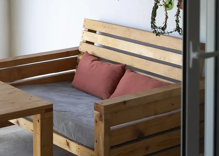 Spacious 3bd With Country Views & Large Front Terrace With Outside Furniture *