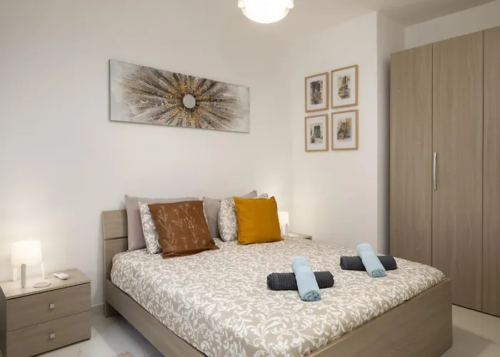 Spacious 3bd With Country Views & Large Front Terrace With Outside Furniture