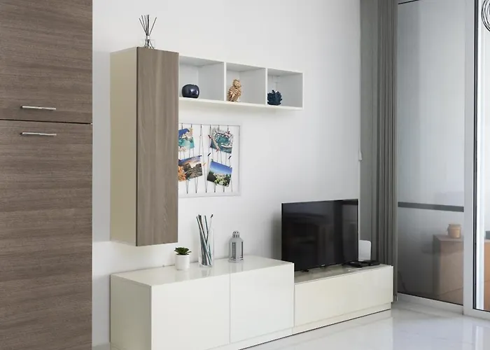 Spacious 3bd With Country Views & Large Front Terrace With Outside Furniture Apartment