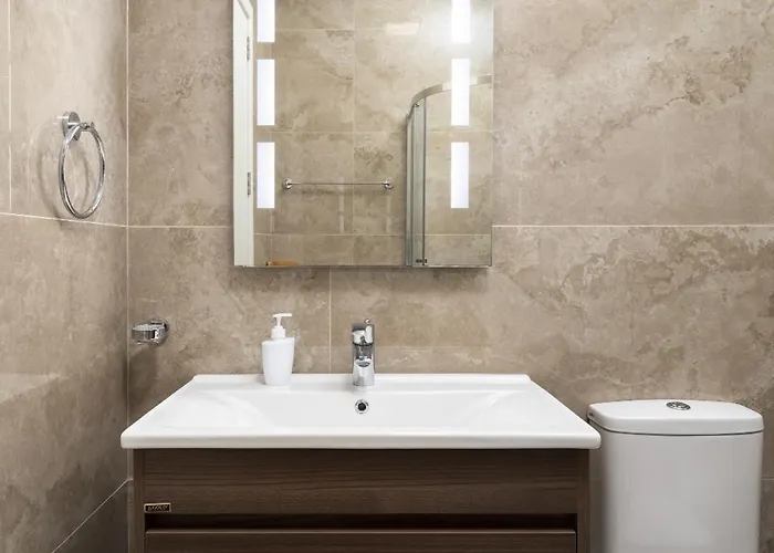 Spacious 3bd With Country Views & Large Front Terrace With Outside Furniture Apartment *