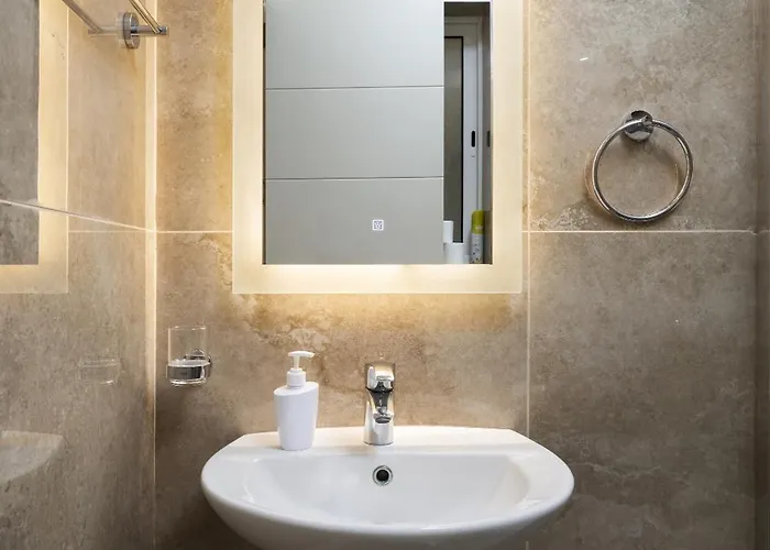 Spacious 3bd With Country Views & Large Front Terrace With Outside Furniture *