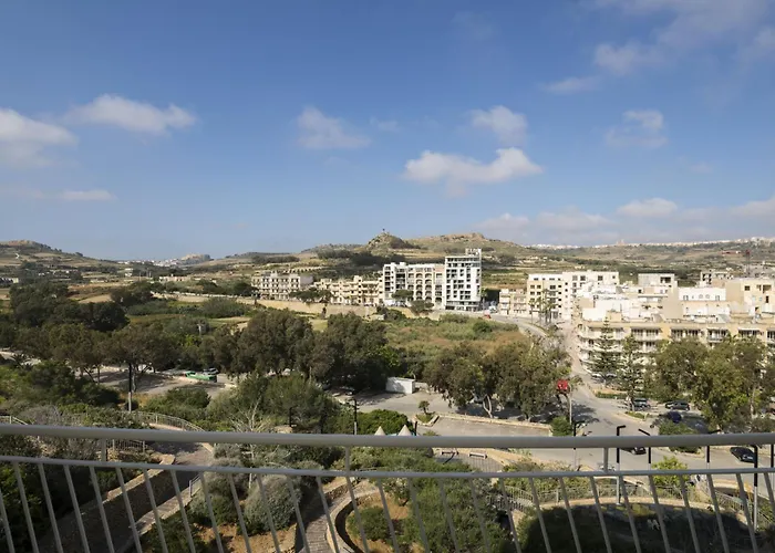 Spacious 3bd With Country Views & Large Front Terrace With Outside Furniture Apartment