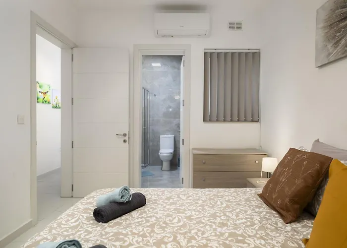 Apartment Spacious 3bd With Country Views & Large Front Terrace With Outside Furniture *