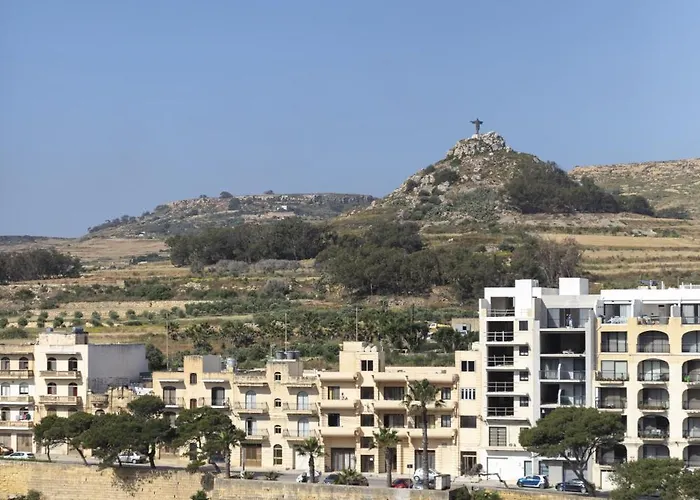 Spacious 3bd With Country Views & Large Front Terrace With Outside Furniture *