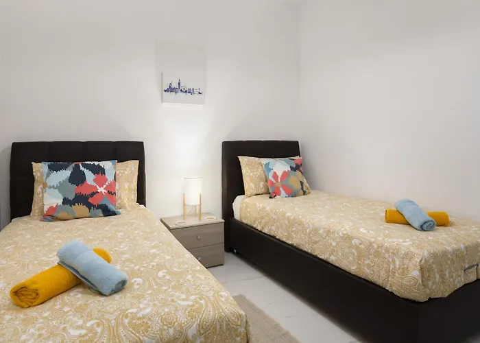 Spacious 3bd With Country Views & Large Front Terrace With Outside Furniture Apartment